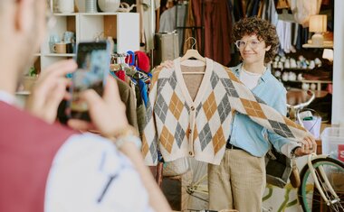 Imagem de destaque para Se você tem roupas velhas em casa, você tem tesouros: confira 6 formas de reaproveitá-las