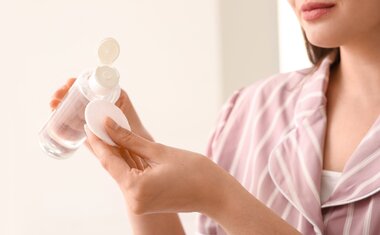 Imagem de destaque para Água termal caseira: 2 receitas fáceis para cuidar da pele e do cabelo sem gastar muito