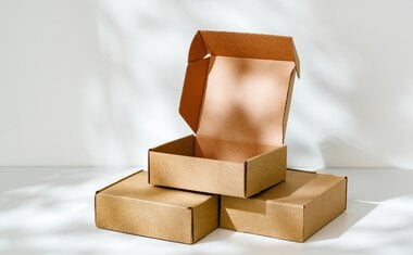 Imagem de destaque para Se você tem caixas de papelão, você tem um tesouro: conheça essa maneira criativa de reutilizá-la