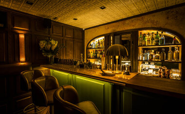 Imagem de destaque para 10 bares no estilo speakeasy que você precisa conhecer em São Paulo 