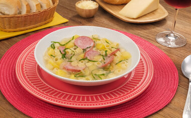 Imagem de destaque para Esfriou por aí? Aprenda a fazer uma sopa de macarrão com calabresa simples e deliciosa!
