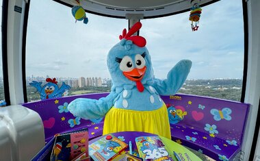 Imagem de destaque para Galinha Pintadinha leva mães e filhos às alturas com experiência mágica na Roda Rico