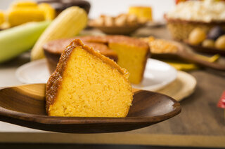 Receitas: Bolo pudim de fubá é ótima opção para o café da tarde; confira o o a o da receita!