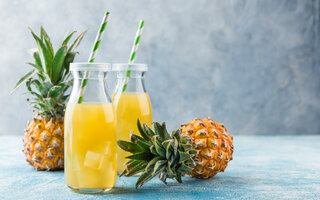 Suco de abacaxi e erva doce