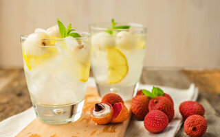 Suco de lichia com hortelã