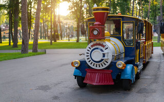 Fazer um eio de trenzinho pela cidade