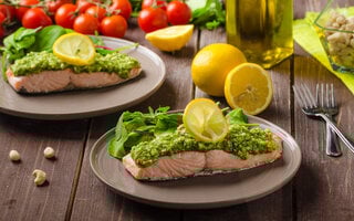 Salmão com molho pesto