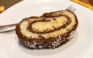 Rocambole de chocolate e coco